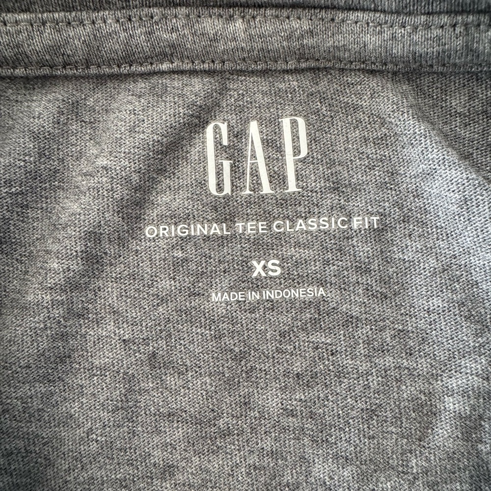 GAP Men's Heather Gray Short Sleeve Tee - Picture 2 of 2
